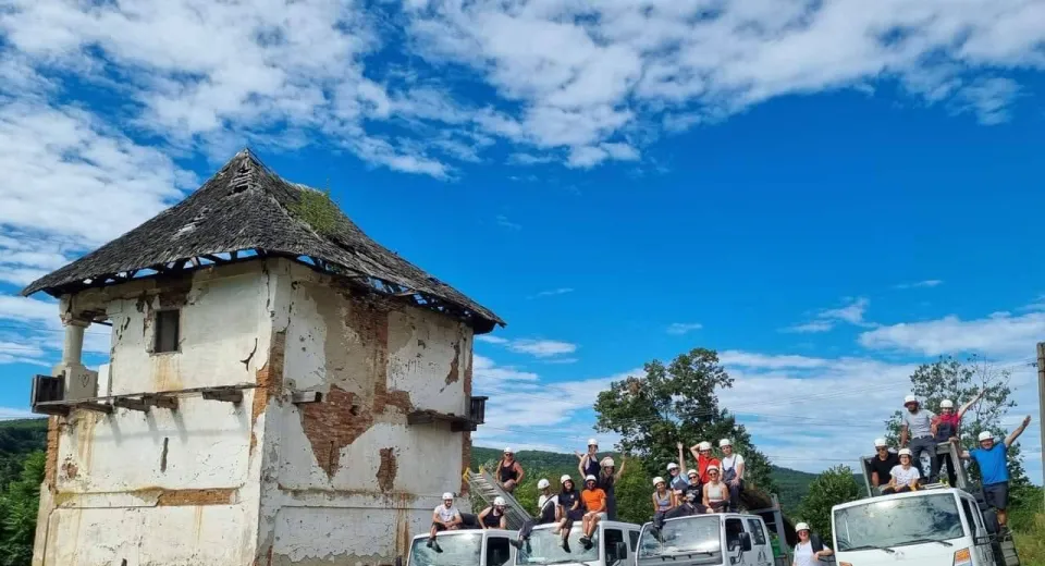 Foto „Ambulanța monumentelor” încearcă să salveze o culă din județul Gorj. Cum poți ajuta 