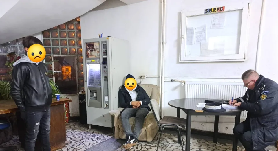 Foto Cu cuțitul la patinoar. Un adolescent din Craiova a fost prins de polițiștii locali 