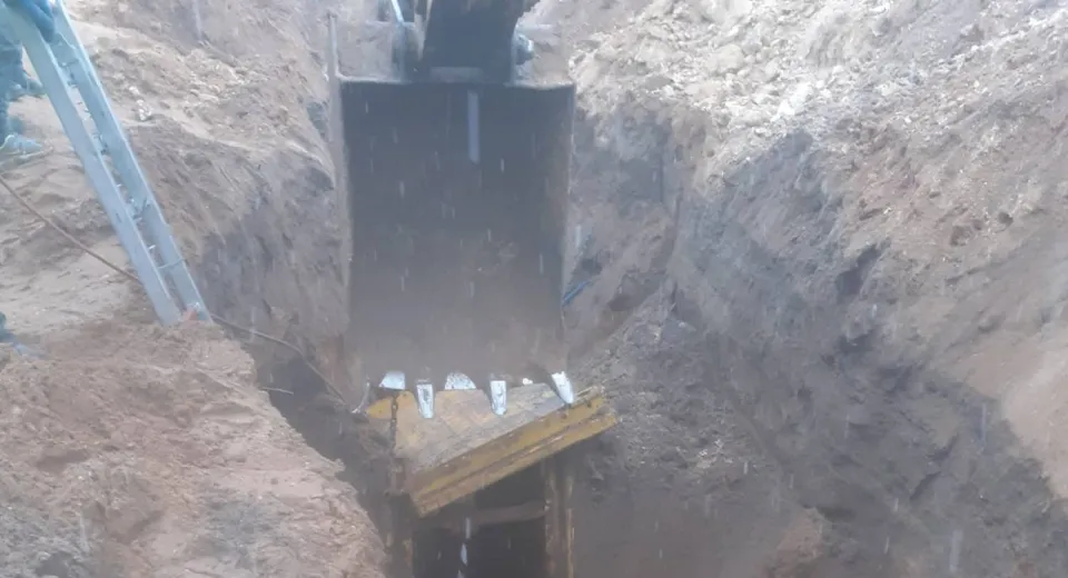 Foto Mal de pământ, prăbușit peste un bărbat, la Dăbuleni 