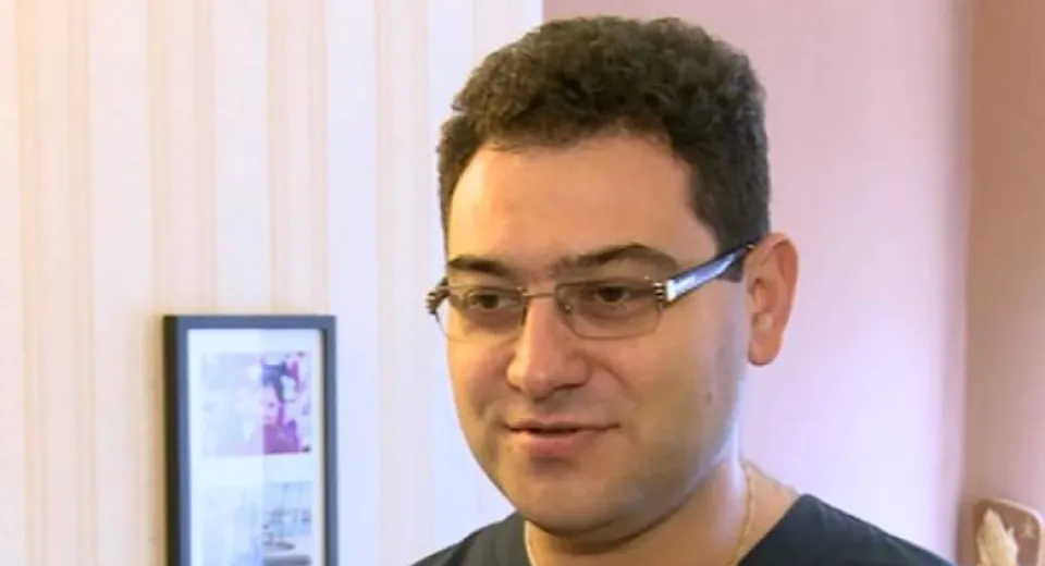 Foto Femeie în stare gravă, după o procedură efectuată de chirurgul Alin Demetrian 