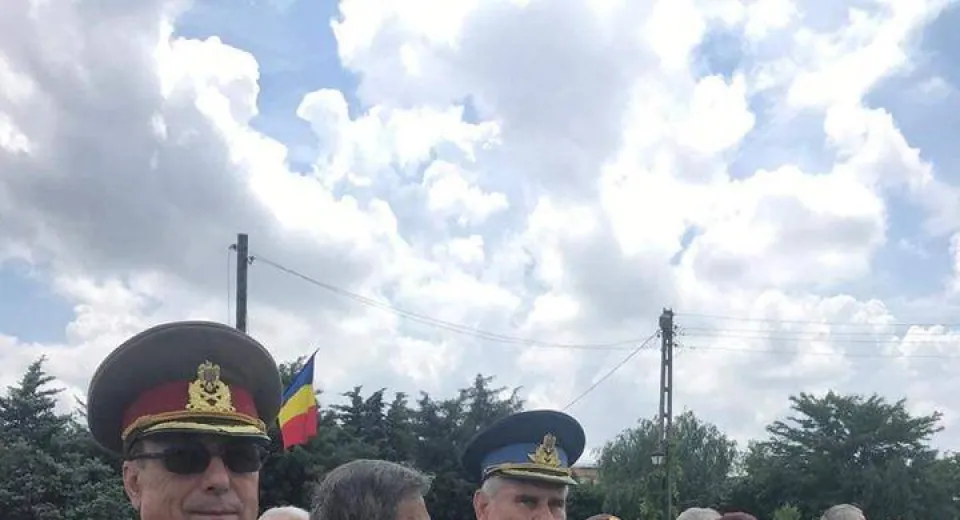 Foto Depunere de coroane de flori la Monumentul Eroilor