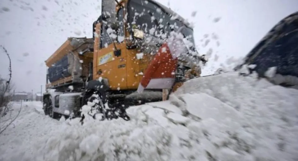 Foto Cinci drumuri din Olt sunt încă blocate din cauza zăpezii