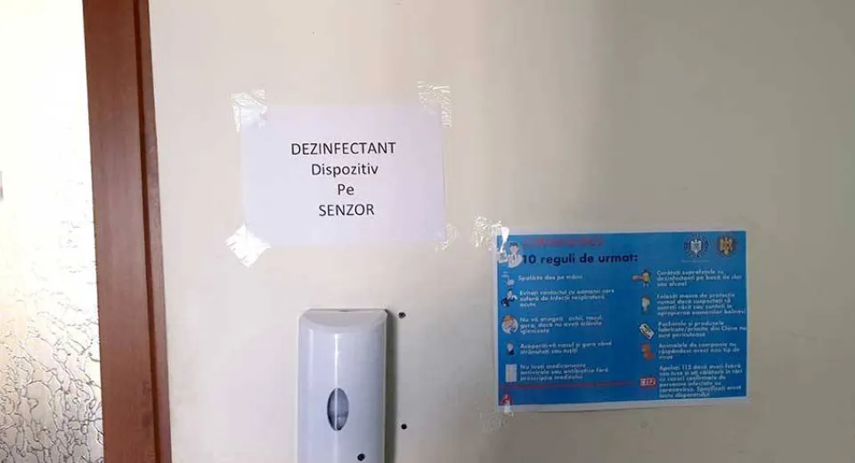 Foto Toate scările de bloc din Calafat, dotate cu dispozitive cu dezinfectant