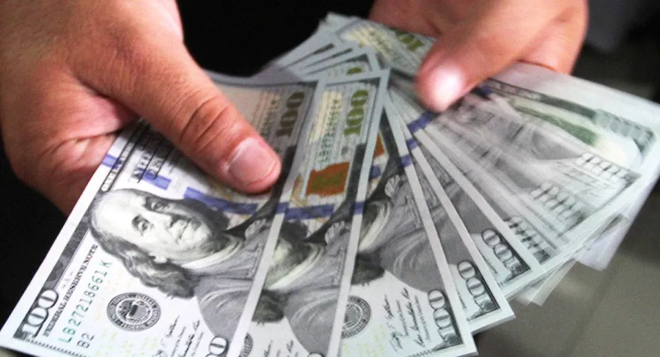 Foto 10.000 de dolari uitați într-o casă dată spre cumpărare. Ce a făcut noul proprietar când i-a găsit