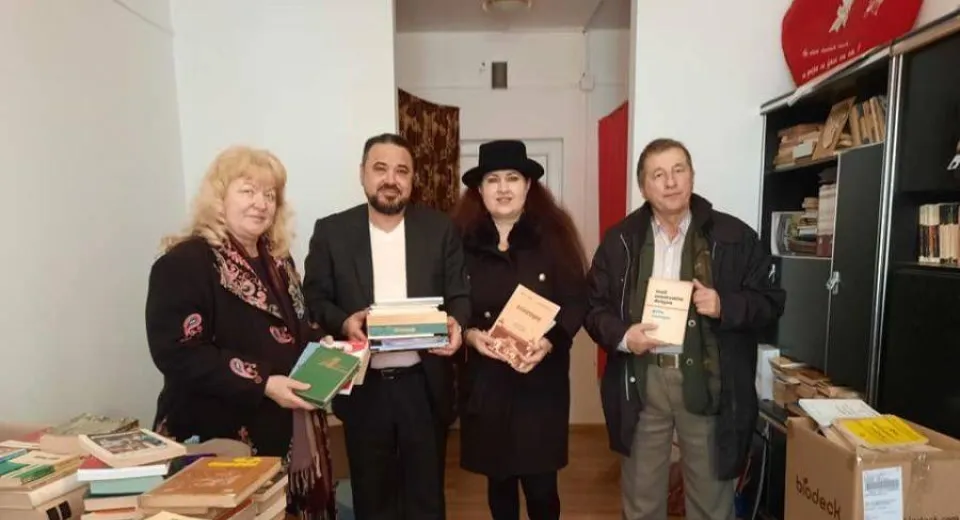 Foto Donație de carte la Curtea de Argeș din partea Bibliotecii Județene Vâlcea 