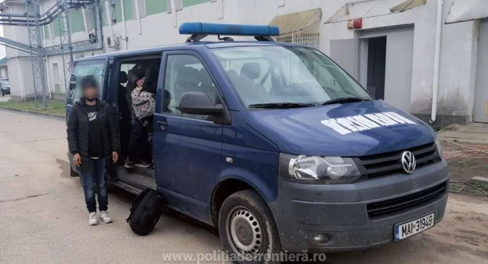 Foto 12 cetățeni străini prinși traversând ilegal Dunărea 