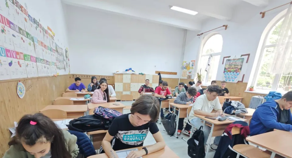 Foto Distribuirea banilor pentru asigurarea unei mese sănătoase elevilor la școală