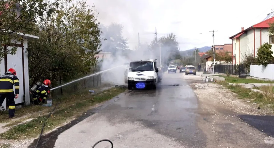 Foto Două persoane la spital, după ce o utilitară a luat foc la Horezu 