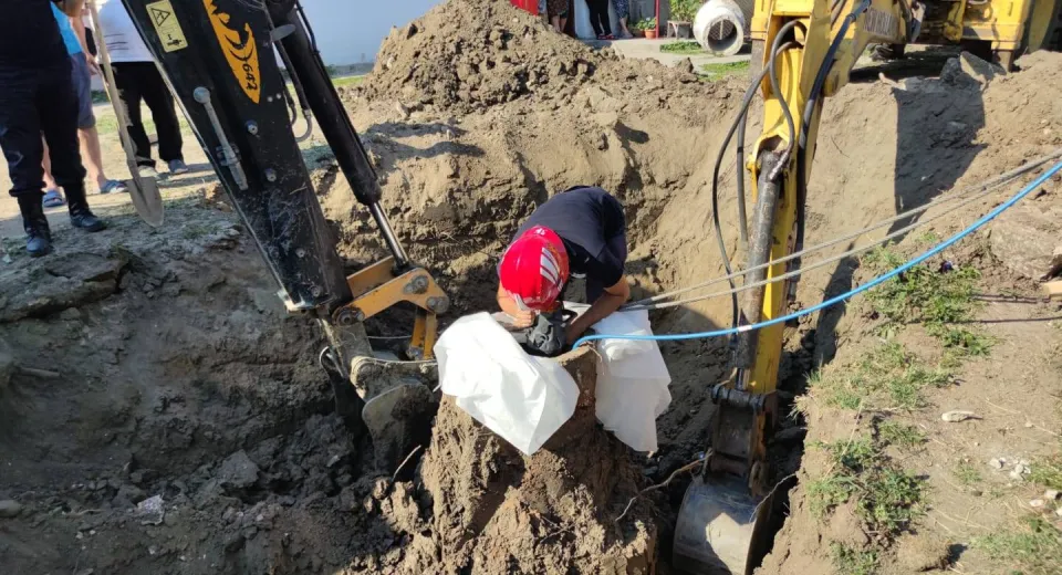 Foto Misiune contracronometru a pompierilor din Olt. Bătrână, căzută în fântână   