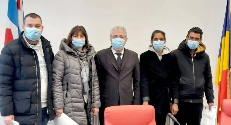 Foto Primăria Caracal: Încă două familii din localitate s-au mutat în locuinţe noi