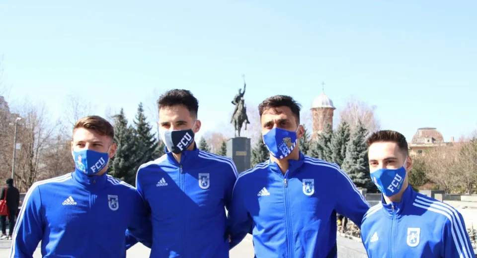 Foto Fotbaliștii Științei le-au oferit flori doamnelor și domnișoarelor de 8 Martie!