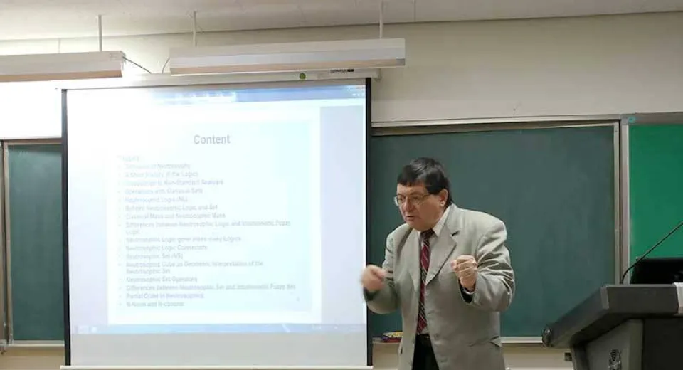 Foto „A scrie fără a scrie, a face literatură, fără literatură”. Interviu cu FLORENTIN SMARANDACHE, savant, scriitor şi matematician 