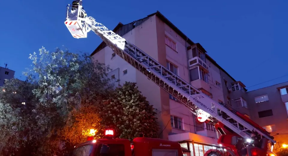 Foto Incendiu izbucnit într-un apartament din Slatina. 17 persoane au fost evacuate