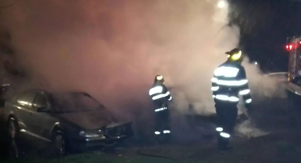 Foto Trei mașini au fost incendiate pe o stradă din Râmnicu Vâlcea