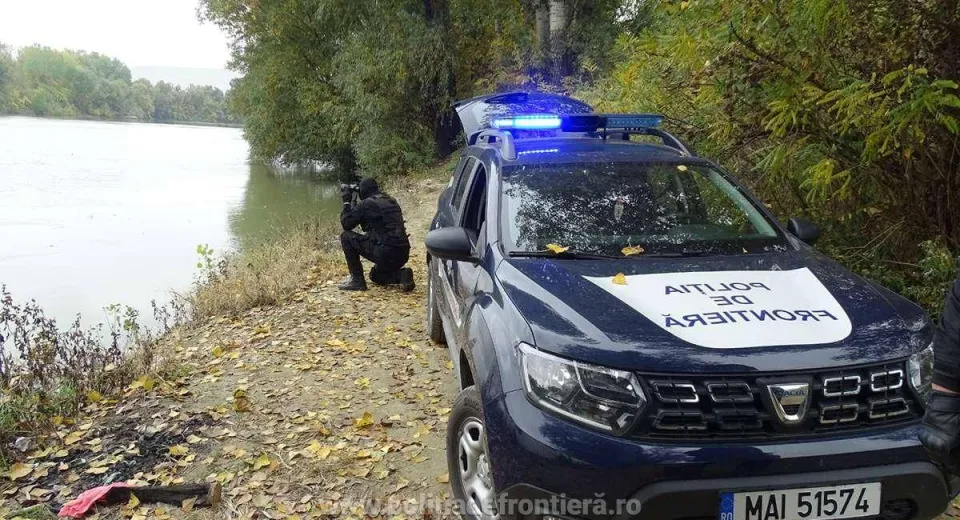 Foto Opt migranţi scoşi din apele Dunării de poliţiştii de frontieră mehedințeni