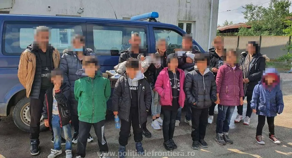 Foto Cetăţeni străini, printre care 10 copii, depistaţi de poliţiştii de frontieră pe Dunăre