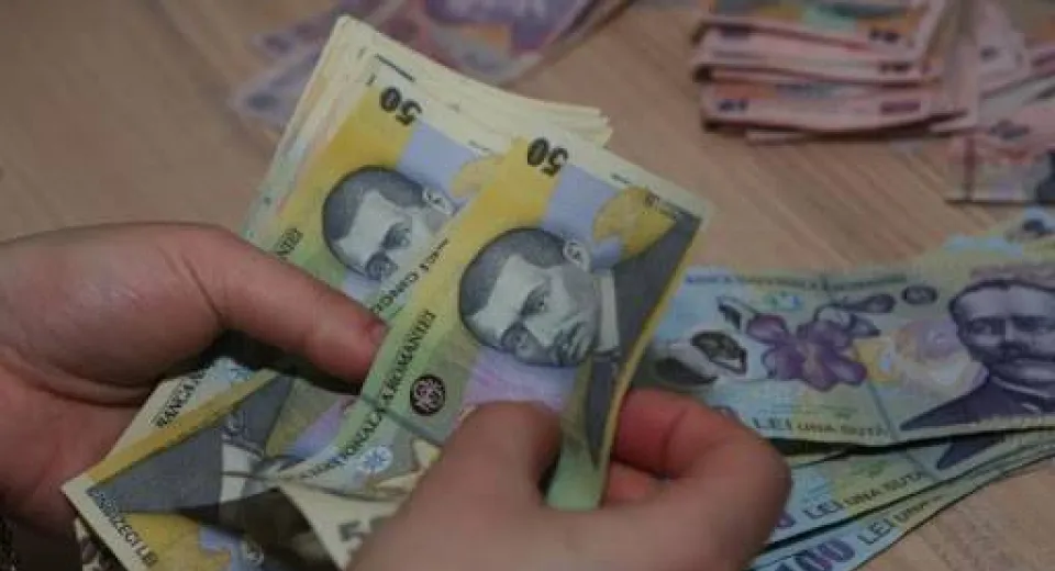 Foto Bătrână din Calafat, jefuită de 100.000 de lei de o fată de 15 ani