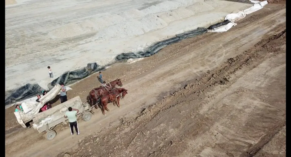 Foto Romi surprinși în timp ce fură materiale de pe Drumul Expres Craiova-Pitești. Poliția s-a autosesizat