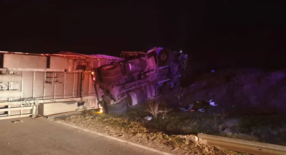 Foto TIR răsturat la Găneasa