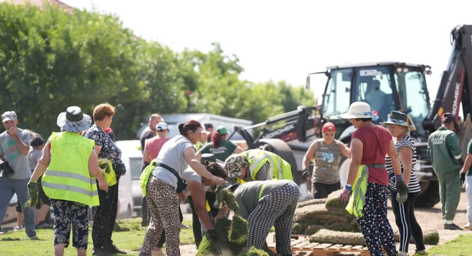 Foto CRAIOVA: Se mută gazonul de pe stadion. Se fac pregătiri pentru IntenCity 