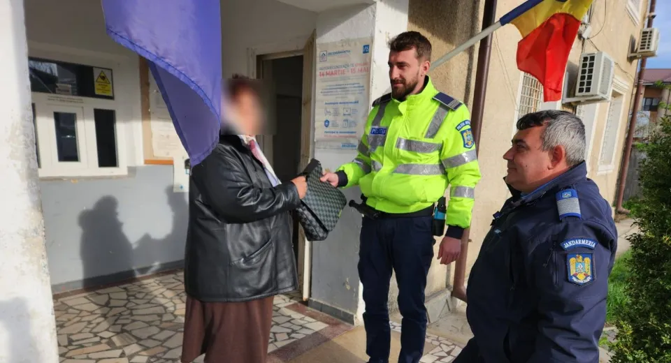Foto Geantă recuperată datorită unui jandarm și unui polițist din Mehedinți 