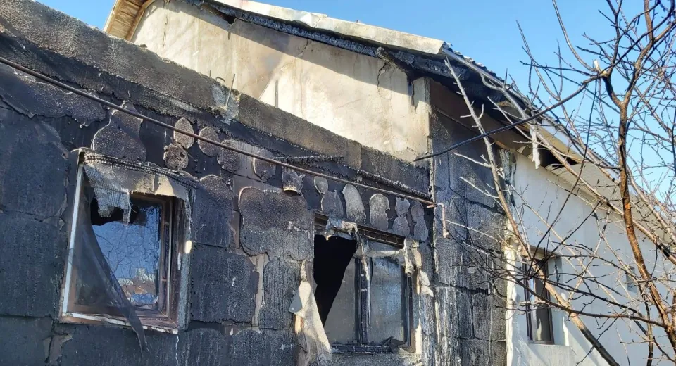 Foto Două gospodării au fost cuprinse de flăcări