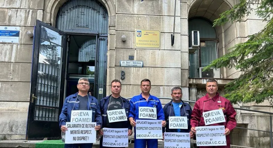 Foto Liderii de sindicat din minerit au intrat în greva foamei, în fața Ministerului Muncii
