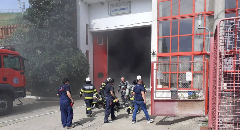 Foto Vâlcea: Incendiu la Hidrocentrala Turnu din Călimănești