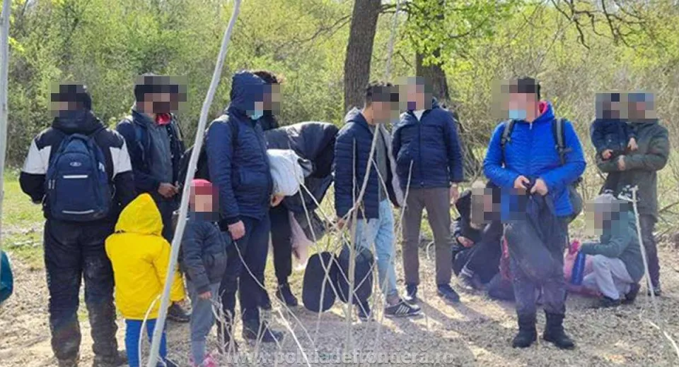 Foto Afgani prinși în Mehedinți, după ce au trecut Dunărea cu o barcă achiziționată din Serbia