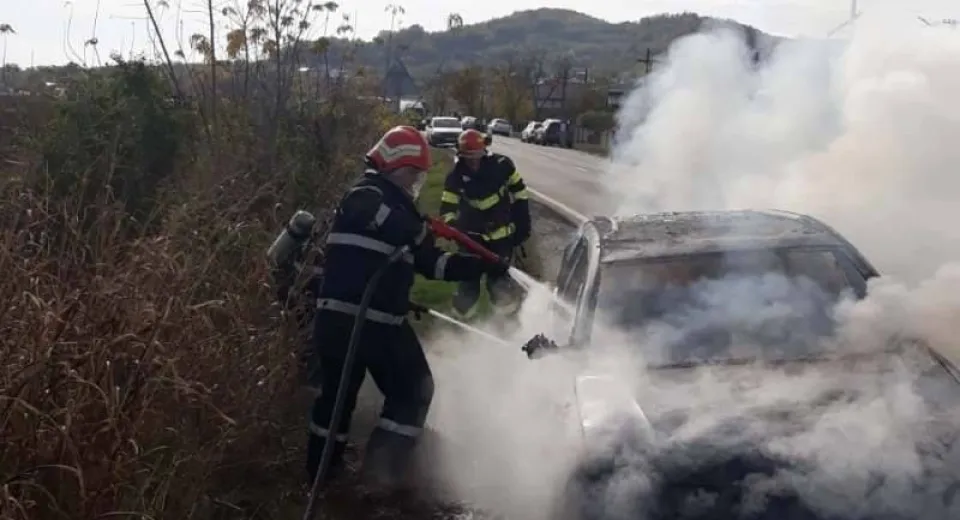 Foto Trafic oprit pe DN64 Slatina – Râmnicu Vâlcea. O mașină a luat foc