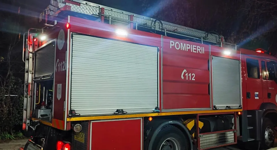 Foto Incendiu într-un bloc din Craiova. Mai mulţi locatari au fost evacuaţi