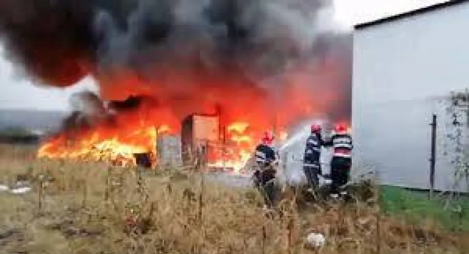 Foto Pompierii se luptă cu un incendiu, în Drăgăşani, de aproape 20 de ore 