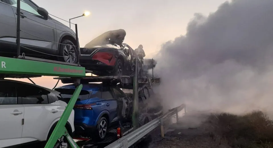 Foto Incendiu la o autoplatformă încărcată cu mașini, pe Drumul Expres 