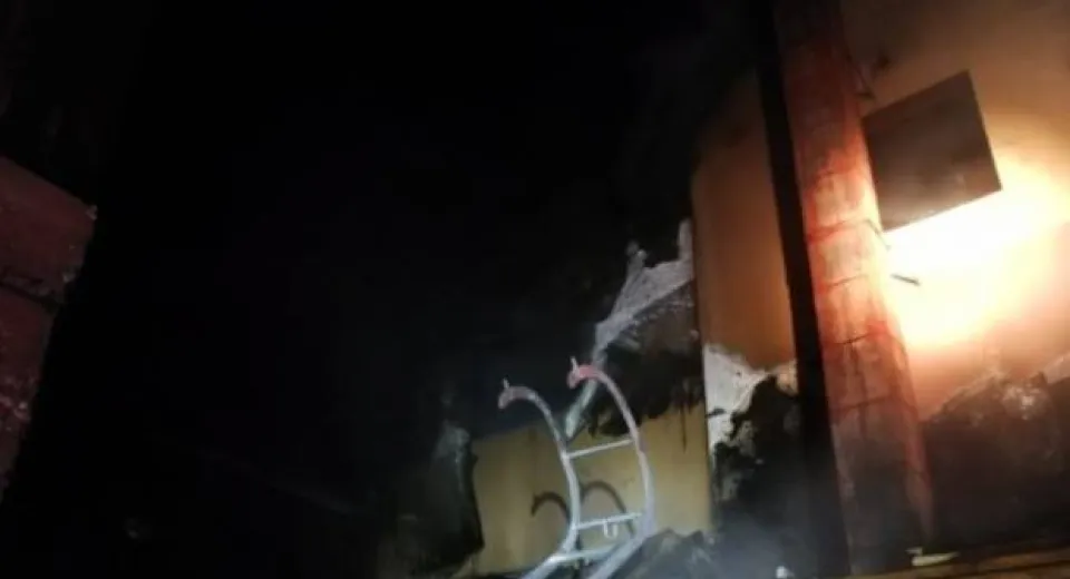 Foto Incendiul de la casa cântăreței de muzică populară Emilia Dorobanțu, stins după cinci ore