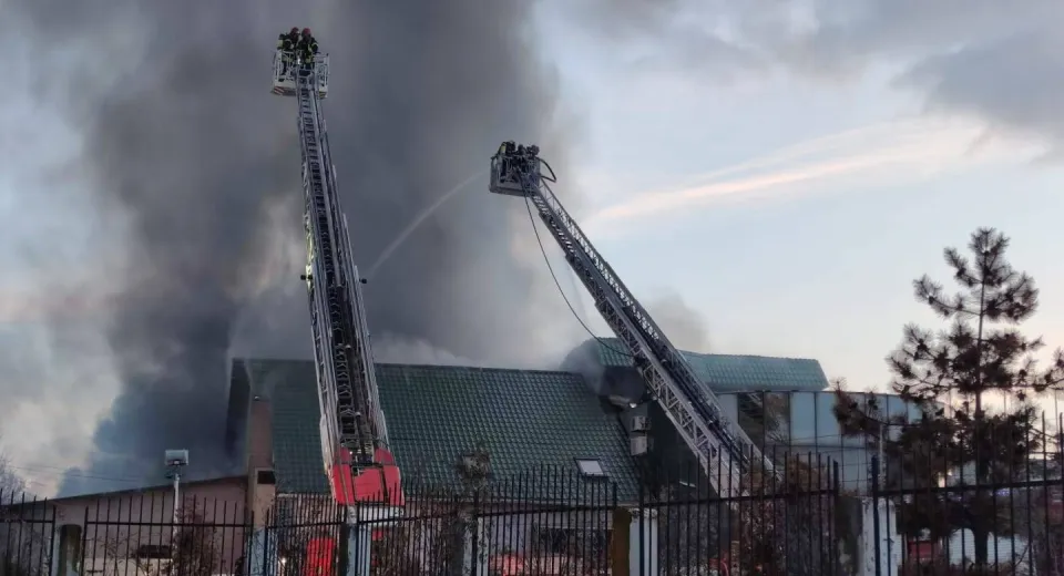 Foto Incendiu de proporții la o fabrică de mezeluri din Olt 