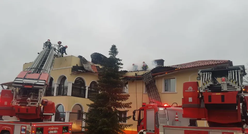 Foto Ferma unui deputat de Olt, distrusă de un incendiu 