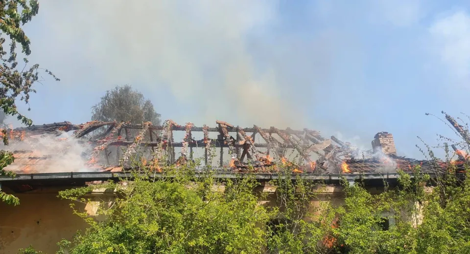Foto Clădire, cuprinsă de flăcări la Osica de Sus