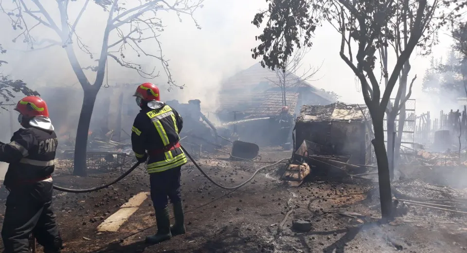 Foto Incendiu violent într-o comună din Olt. Focul s-a extins la mai multe gospodării