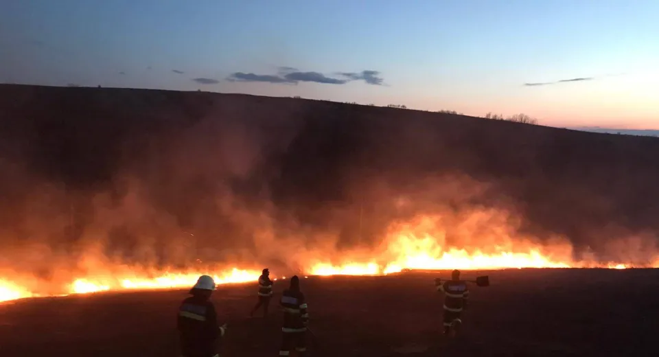 Foto Vâlcea: Incendii de vegetație uscată pe o suprafață de peste 100 de hectare