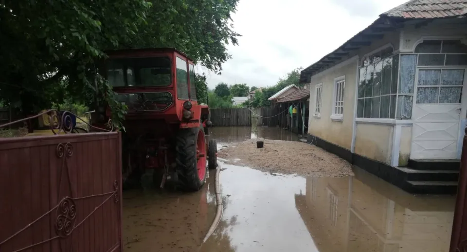 Foto Inundații într-o localitate din județul Olt. Intervin pompierii