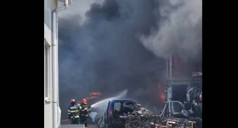 Foto Incendiu puternic la o hală de dezmembrări auto, în Caracal