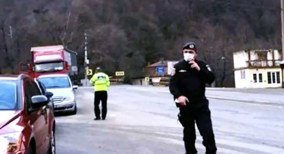 Foto Două femei și copiii lor, găsite după două săptămâni de la dispariție într-o peșteră din Vâlcea