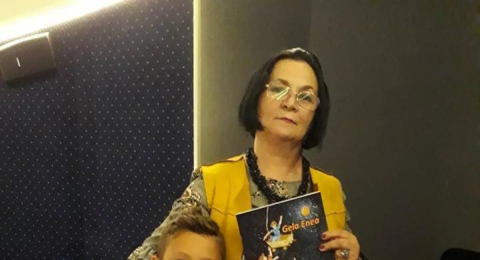 Foto LANSARE DE CARTE. „Ne plimbăm prin galaxie, fără bilet de călătorie”,