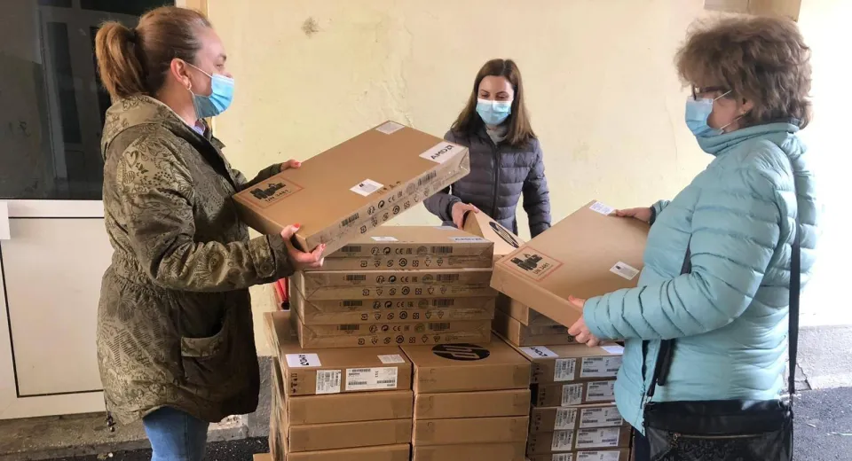 Foto Aproape 2.000 de laptopuri pentru elevi au ajuns în judeţul Dolj