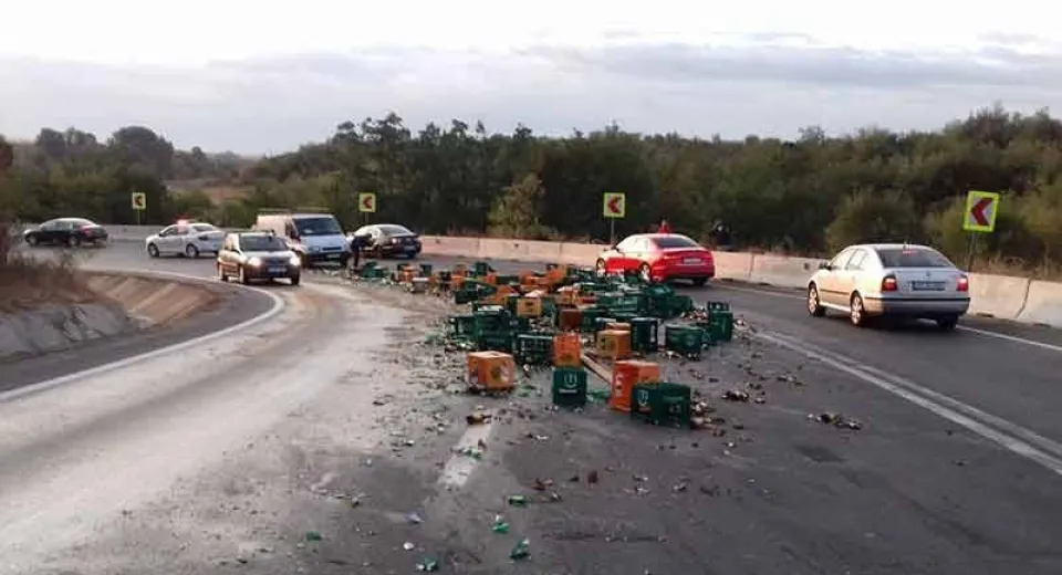 Foto Bere pe carosabilul DN65, la Colonești