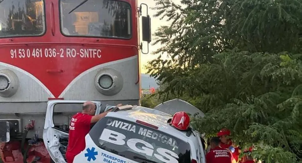 Foto Mașină lovită de tren, în județul Gorj. Un bărbat a decedat 
