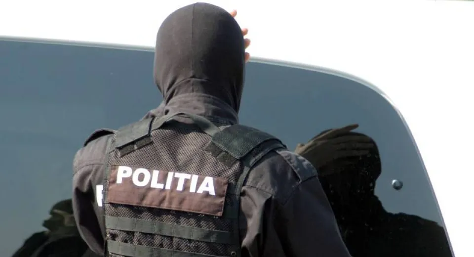 Foto Percheziții în Vâlcea la suspecți de contrabandă cu țigări 