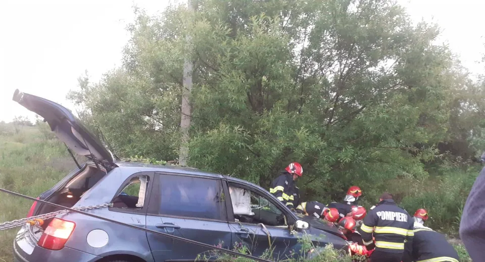 Foto Mașină căzută într-un canal, în Olt. Șoferul este în stare gravă 