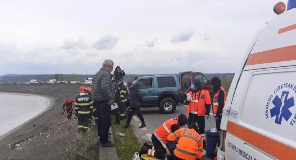 Foto Vâlcea: Tânăr mort, după ce mașina în care se afla a plonjat într-un lac 
