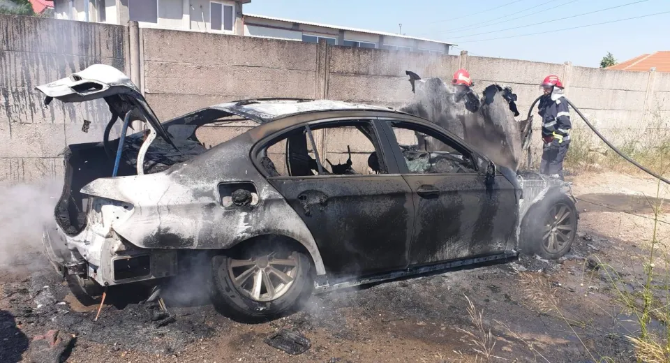 Foto O mașină a luat foc în zona Pădurii Sarului 